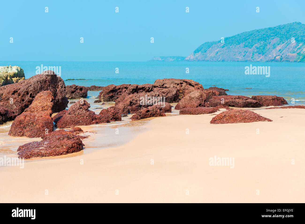Bella spiaggia deserta cola nella parte sud di Goa Foto Stock