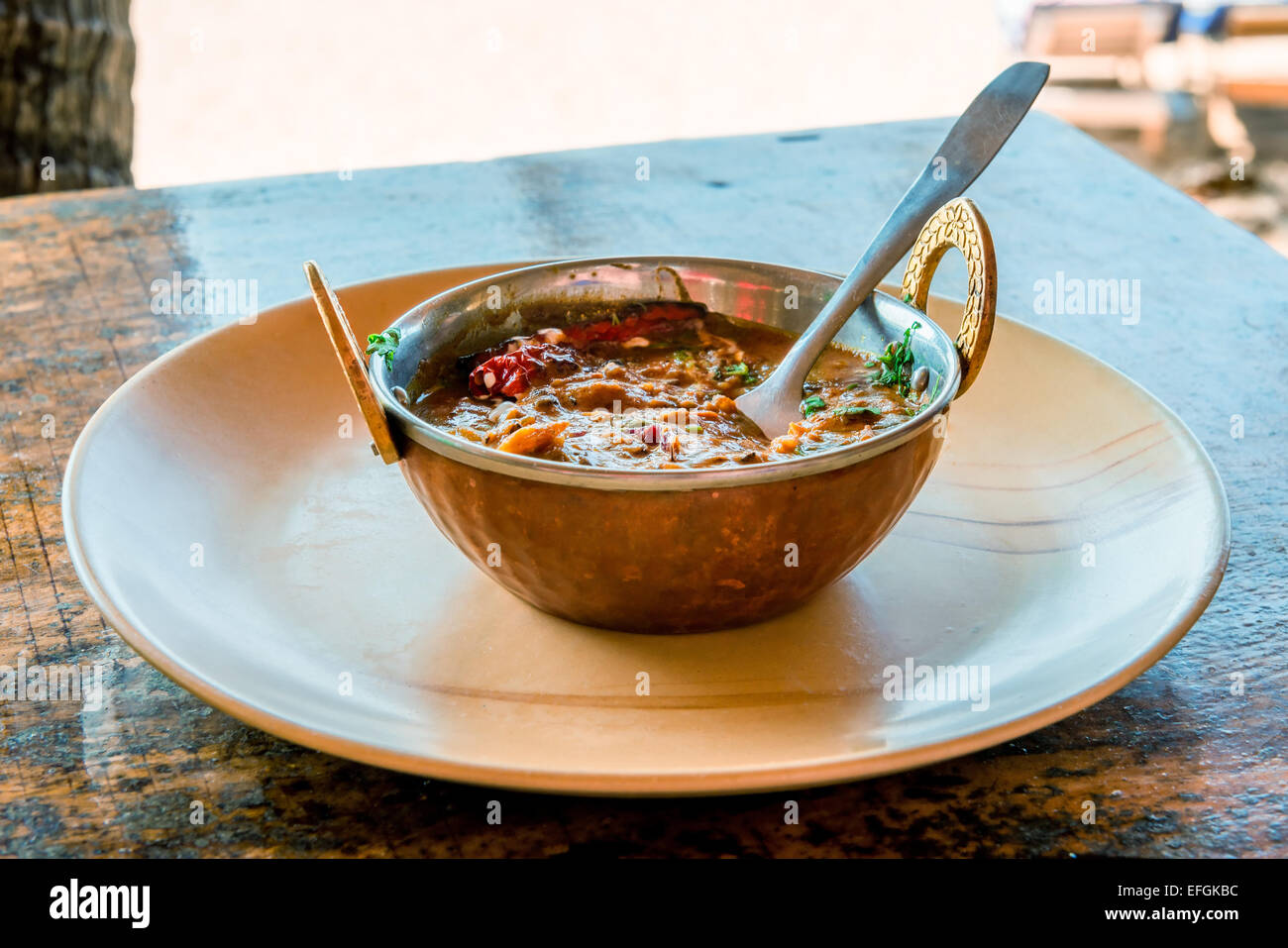 Ragù in una piastra sul tavolo Foto Stock