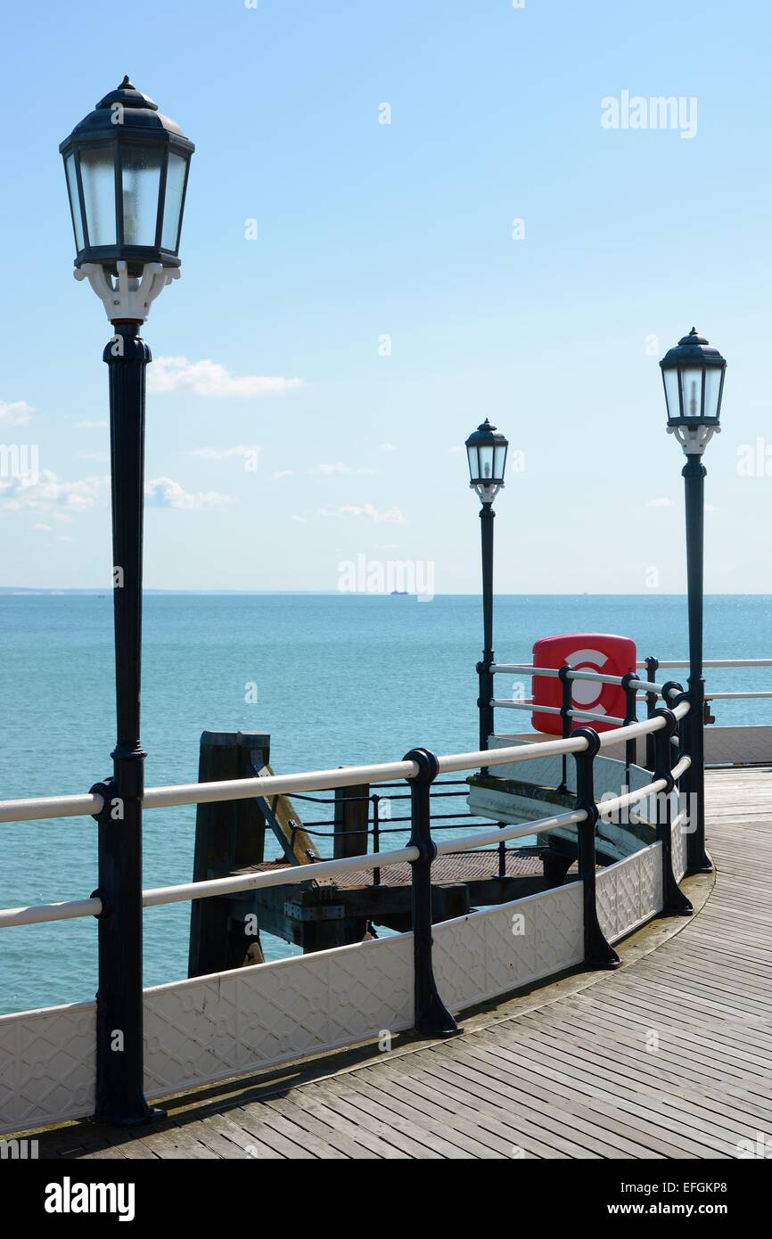 Pier e il mare a Worthing West Sussex, in Inghilterra. Con lampade e ringhiere Foto Stock