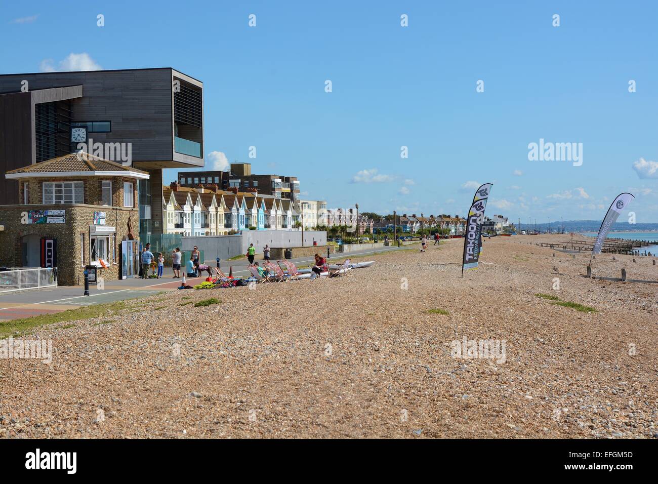 Il lungomare e la spiaggia con la scuola di windsurf e di persone. Worthing. West Sussex. Inghilterra Foto Stock
