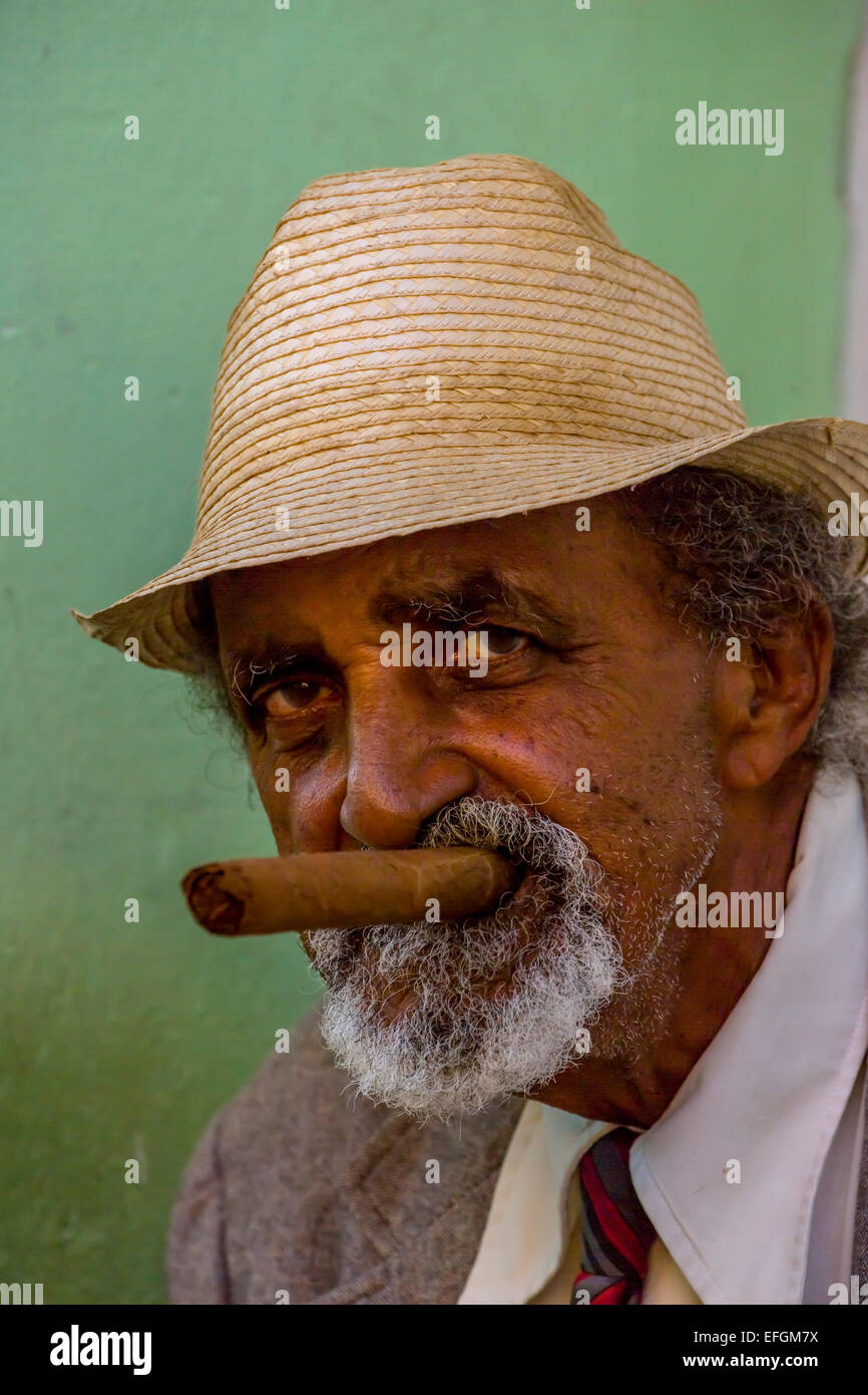 Anziani con cubani hat, barba e un sigaro spessa, Trinidad, Sancti Spiritus Provincia, Cuba Foto Stock