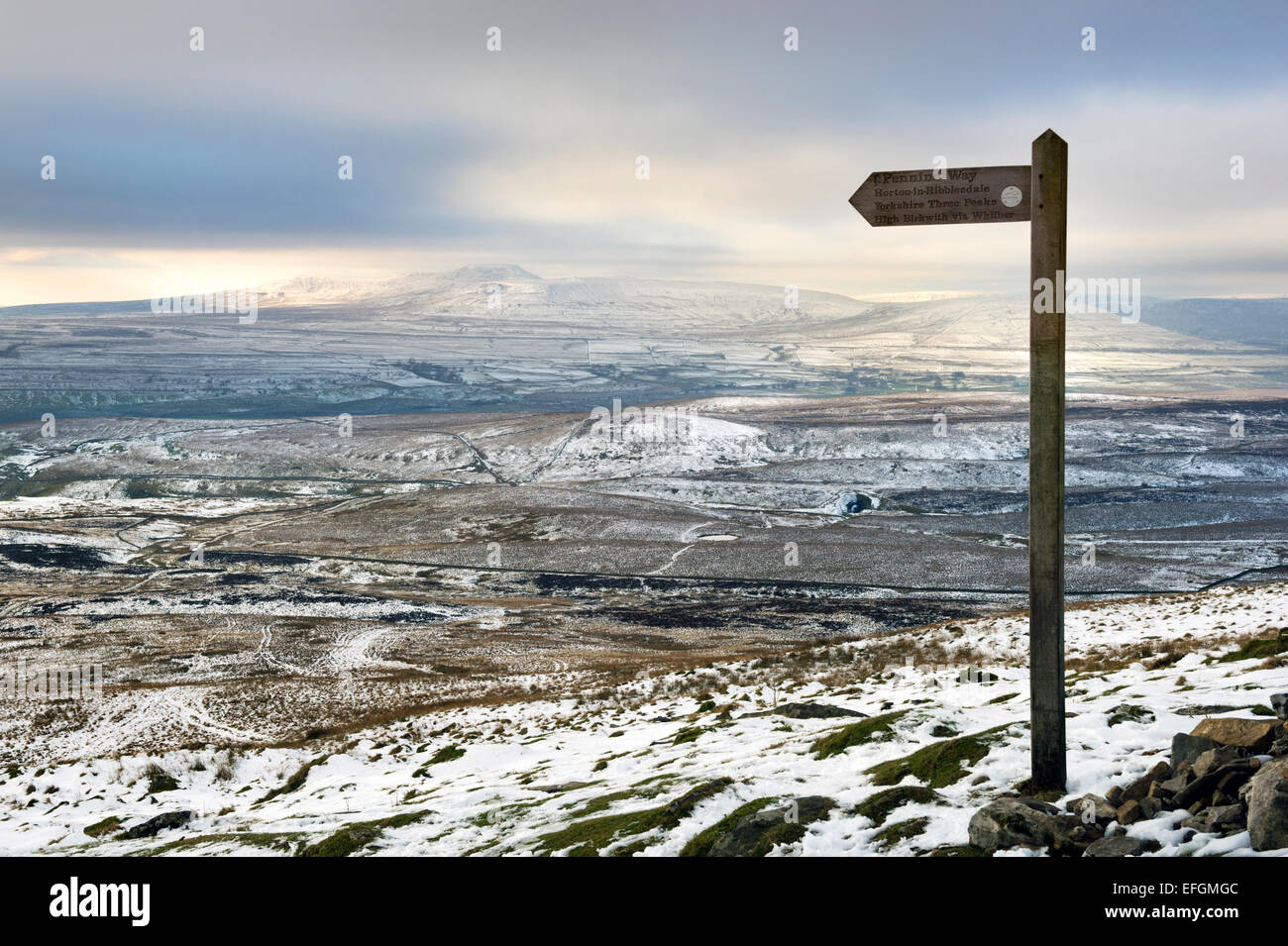 Inverno vista del The Pennine Way guardando verso Ingleborough hill da Pen-y-Ghent, Horton in Ribblesdale, Yorkshire Dales National Park, Regno Unito Foto Stock