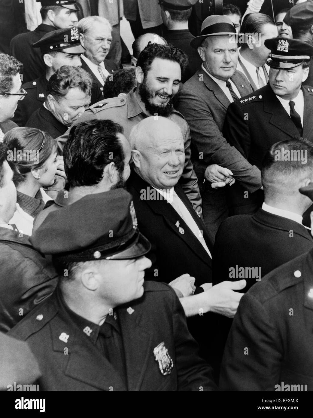 Leader sovietico Nikita Khrushchev e il leader cubano Fidel Castro fanno la loro strada attraverso una folla di persone che arrivano alle Nazioni Unite il 20 settembre 1960 a New York City. Foto Stock