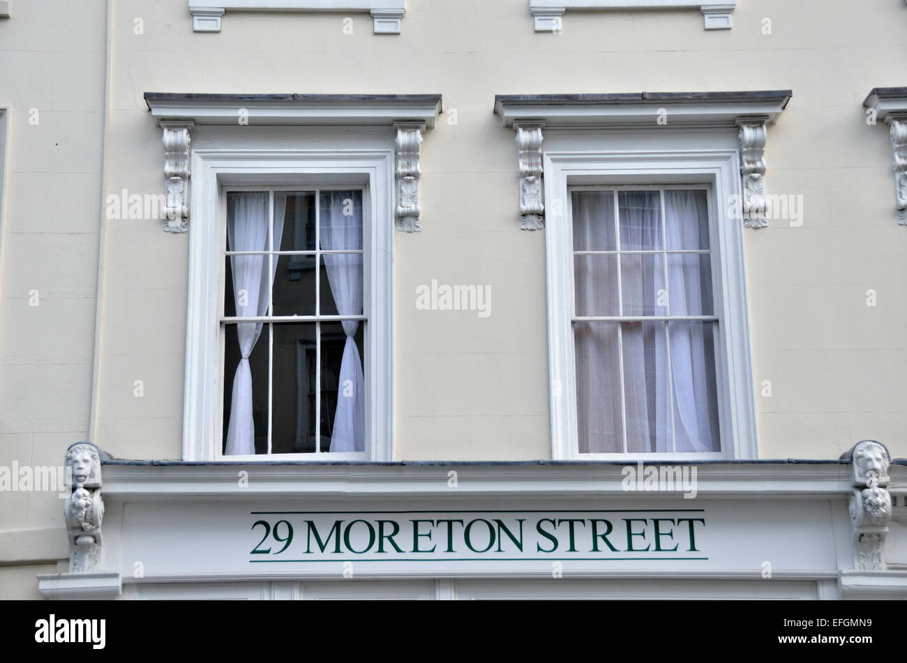 29 Moreton Street segno su un edificio georgiano facciata, Pimlico, Londra, Regno Unito. Foto Stock