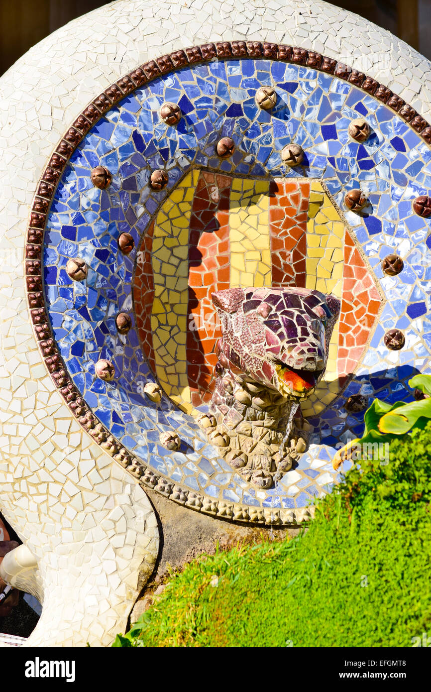 Testa di drago con scudo della Catalogna. Parco Guell di Antoni Gaudi architetto. Barcellona, in Catalogna, Spagna. Foto Stock