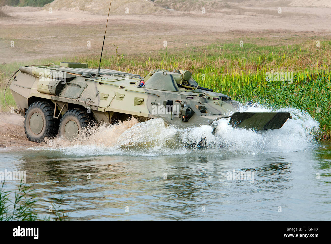 APC BTR-80 entra in acqua, per attraversare il fiume. Foto Stock