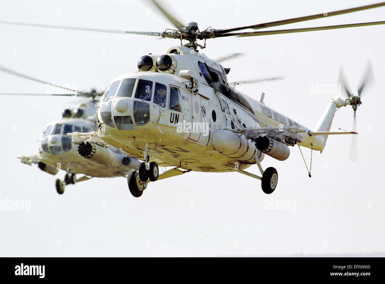 Mil Mi-8 elicottero trasporto cuscinetto verniciato parzialmente fuori i titoli DELLE NAZIONI UNITE Foto Stock