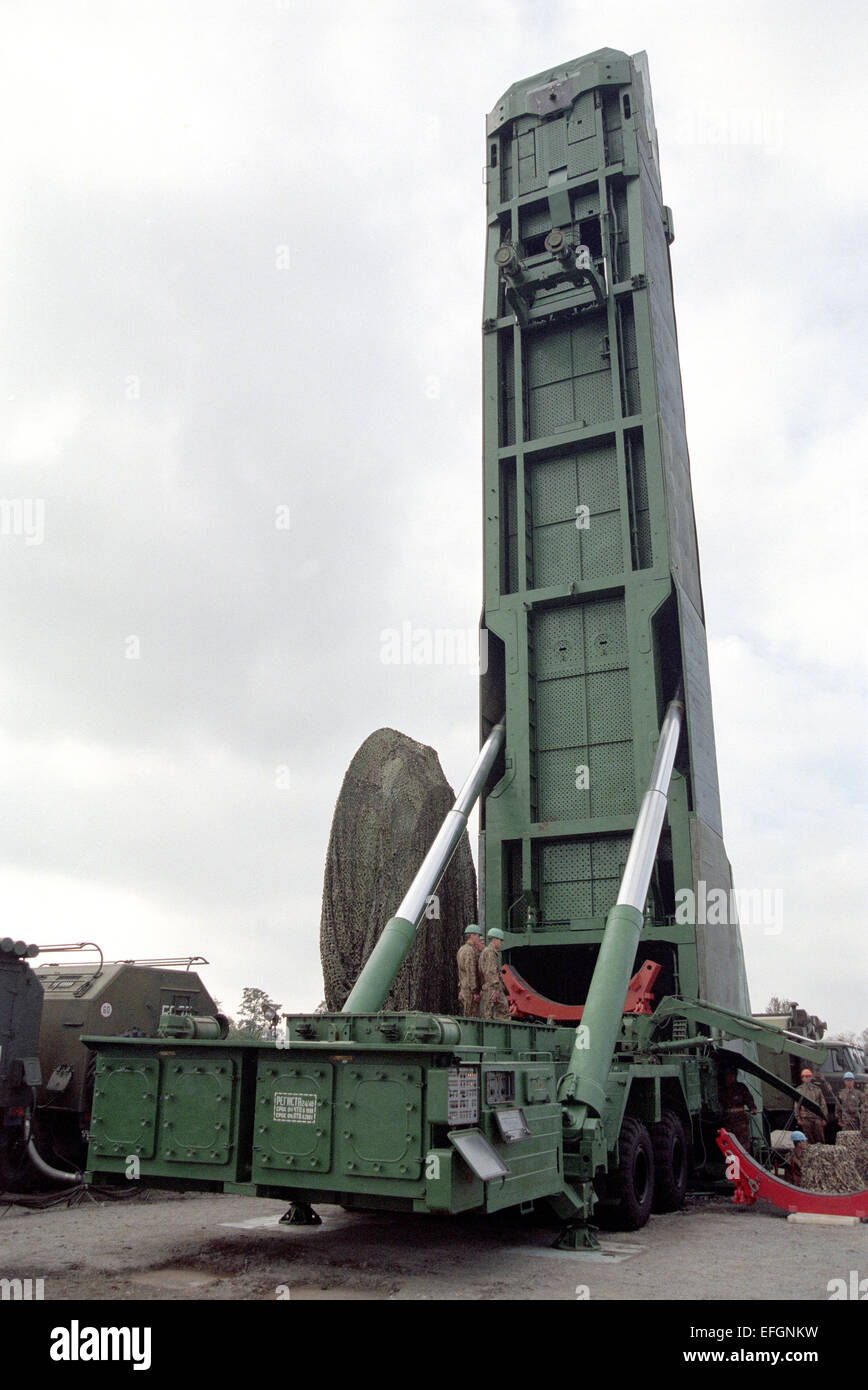 Estrazione di un intercontinental missile balistico RT-23UTTH Molodets dai silos Foto Stock