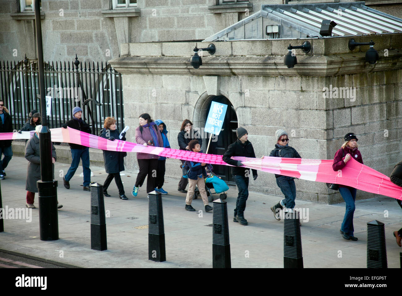 Attivista Anti-Nuclear marzo a Londra 24 gen 2015 - Victoria Embankment - London REGNO UNITO Foto Stock