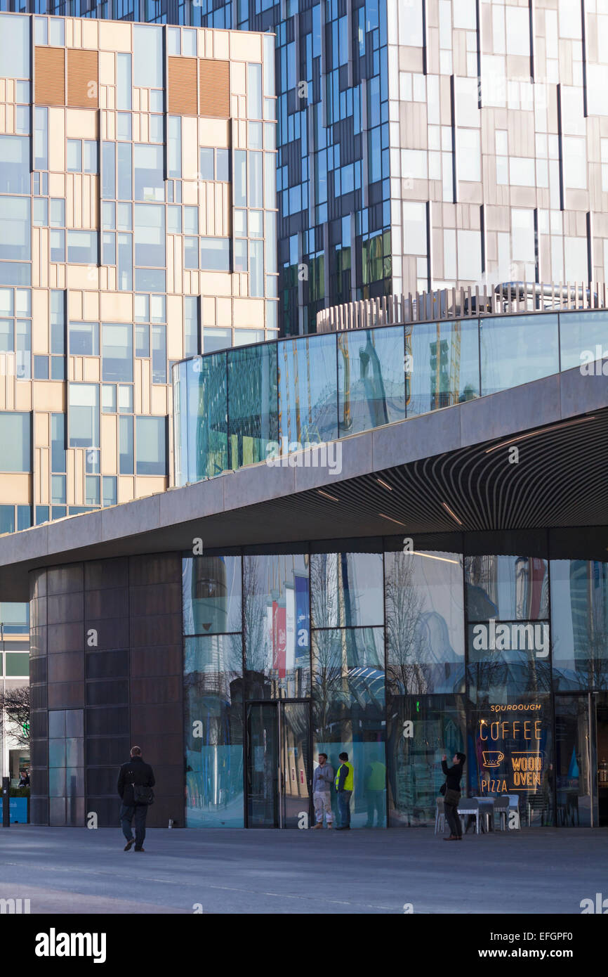 Edifici moderni di fronte all'O2 in Peninsula Square, Londra Regno Unito a febbraio Foto Stock