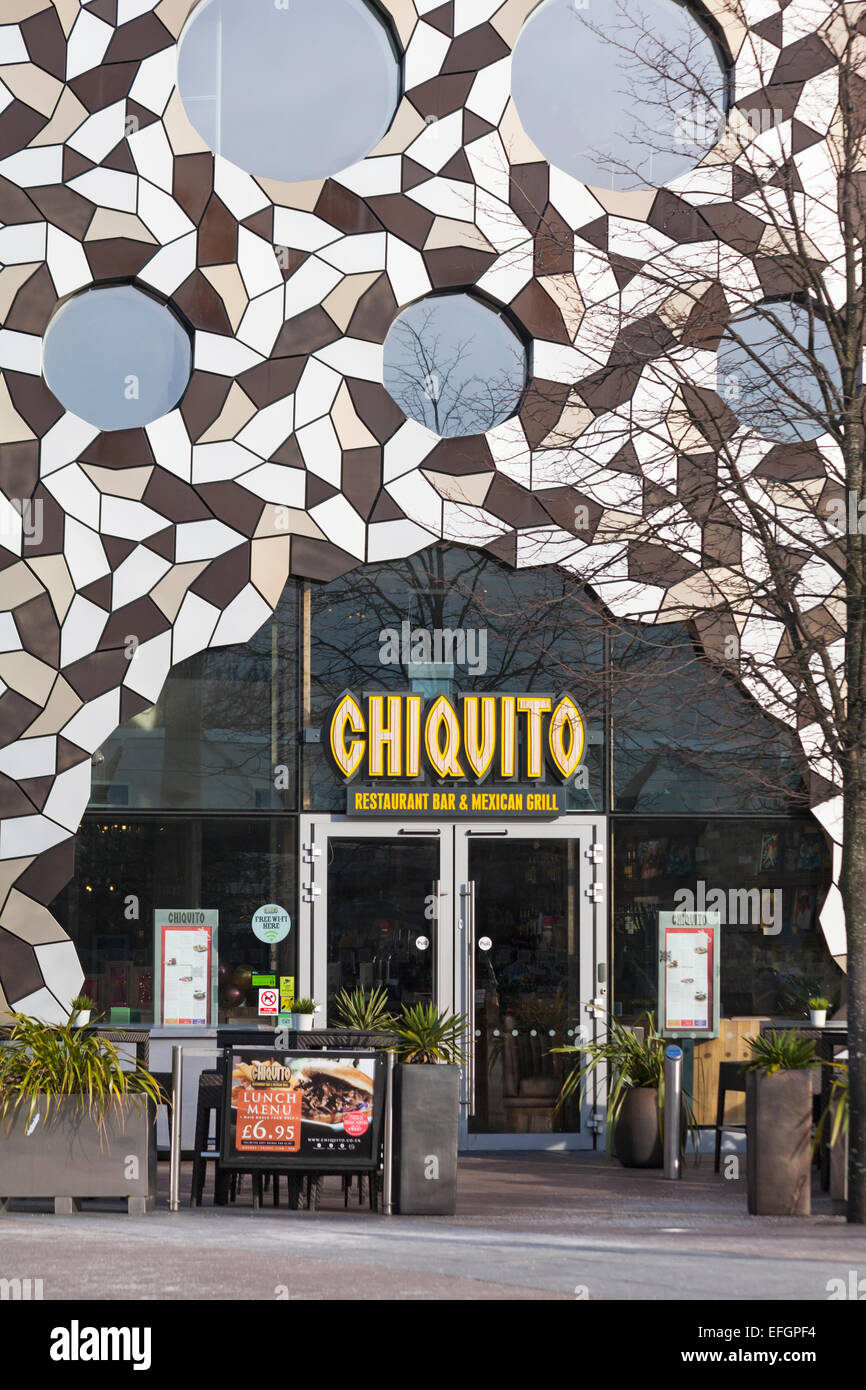 Il Chiquito Restaurant Bar & Mexican Grill è immerso nell'architettura moderna del Ravensbourne College a Peninsula Square, Londra, Regno Unito, a febbraio Foto Stock