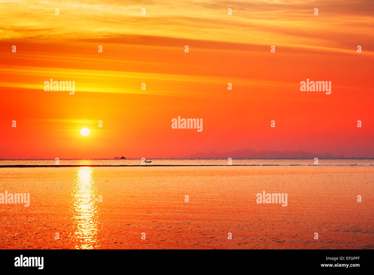 Bellissimo tramonto sul mare calmo, Koh Samui, Thailandia Foto Stock