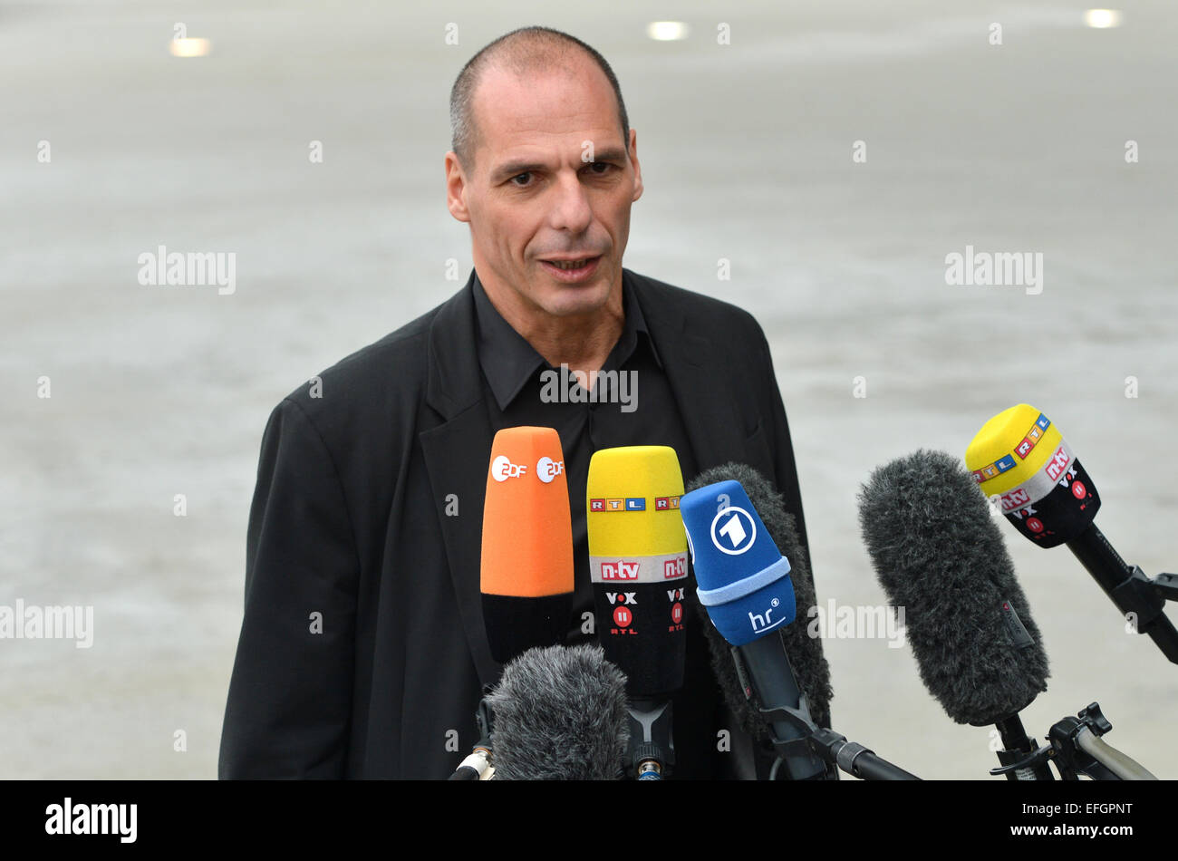 Il Ministro greco delle finanze Gianis Varoufakis parla di fronte alla Banca Centrale Europea (EZB) di Francoforte sul Meno, Germania, 04 gennaio 2015. Per il suo tour in Europa e per la Grecia del nuovo ministro delle Finanze visite dell'Europa prime autorità monetaria Draghi a Francoforte. Foto: ARNE DEDERT/dpa Foto Stock