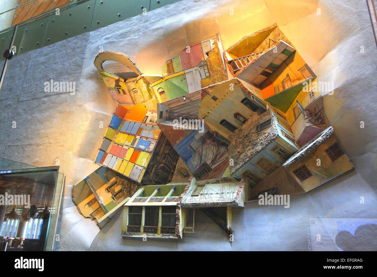 Mumbai, Maharashtra, India. 24 dicembre, 2014. 24 dicembre 2014 - Mumbai - India :.un arte di installazione ''Resilient- risonanze di una città '' Charmi Gada Shah.a Mumbai della nuova classe International Airport Terminal T2.Charmi Gada Shah crea miniatura strutture edili, che evocano la nostalgia e la perdita associata con la demolizione delle vecchie strutture. La sua installazione a T2 è su una scala molto più ampia di quanto il suo lavoro abituale. Ha preso un anno e numero di disegni esplorativi, modelli e discussioni con il curatorial e al team di progettazione di dettaglio il suo concetto iniziale di un lavoro basato su aba Foto Stock