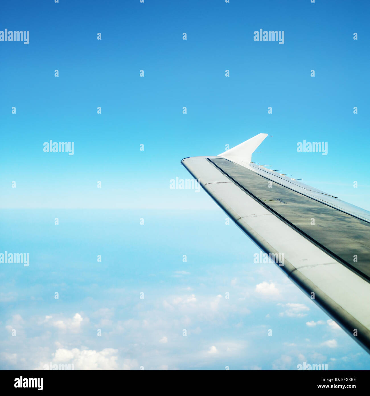 Le nuvole in un cielo blu ed il piano ala, vista dall'aereo Foto Stock