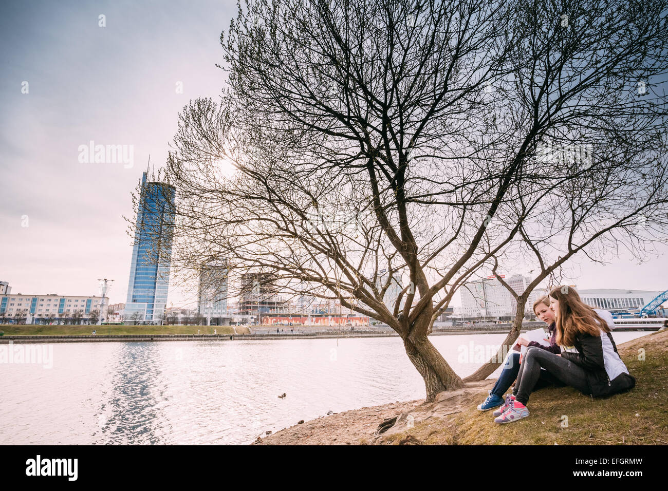 MINSK - APR 6: Giovani in appoggio sull' isola di lacrime' ('isola di coraggio e di dolore", Ostrov Slyoz) - un monumento commemorativo dedicato t Foto Stock