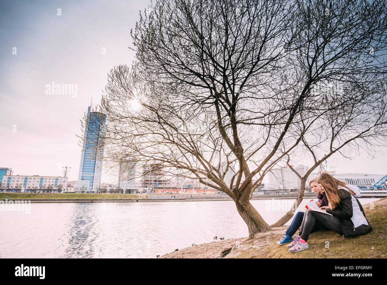 MINSK - APR 6: Giovani in appoggio sull' isola di lacrime' ('isola di coraggio e di dolore", Ostrov Slyoz) - un monumento commemorativo dedicato t Foto Stock
