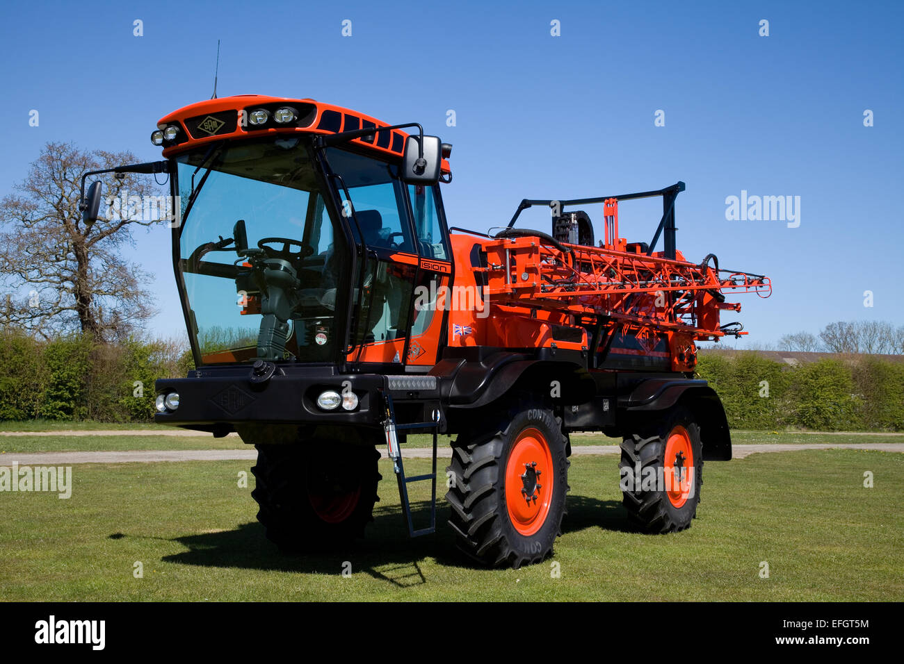 Irroratrice raccolto. Una nuova visione di SAM 3.0 semoventi Irroratrice raccolto con i bracci aperti,contro un cielo blu,UK. Foto Stock