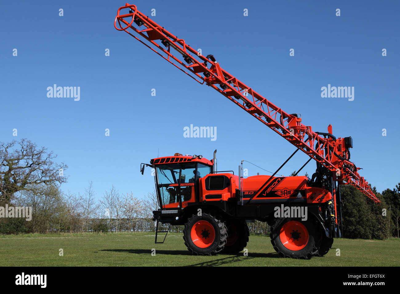 Irroratrice raccolto. Una nuova visione di SAM 3.0 semoventi Irroratrice raccolto con i bracci aperti,contro un cielo blu,UK. Foto Stock