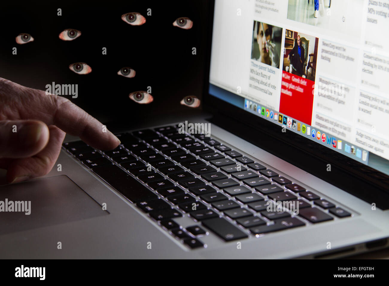 La mano protesa alla tastiera di un computer portatile Foto Stock