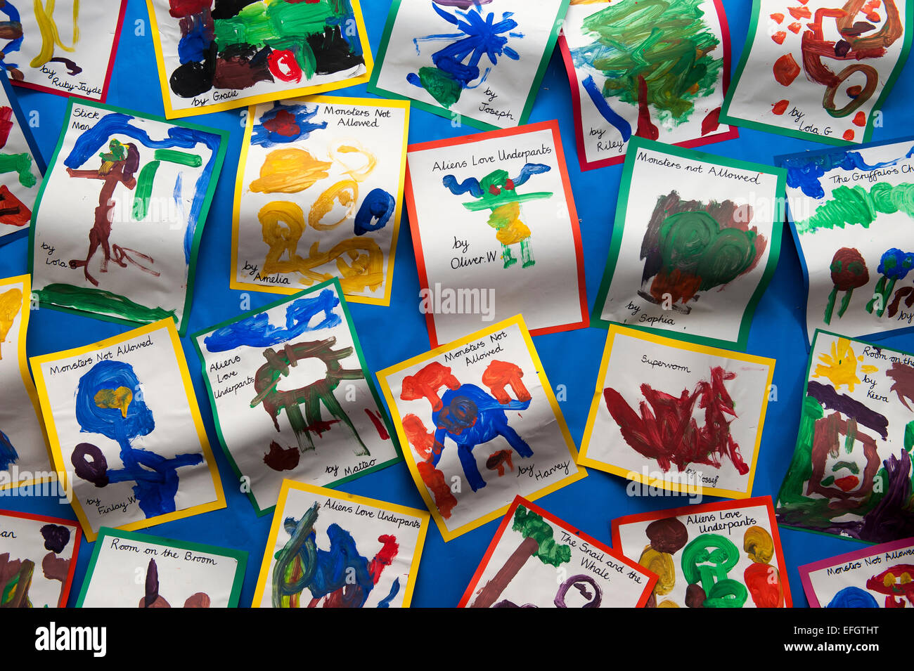 Arte su una bacheca in un Regno Unito la scuola materna di classe che raffigurano gli alieni e mostri e personaggi immaginari. Foto Stock