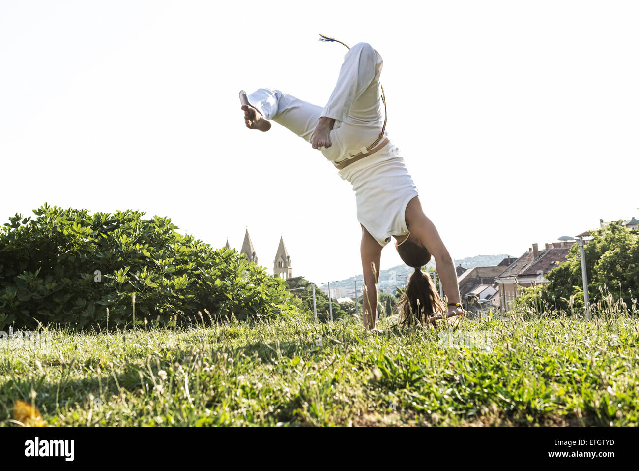 Capoeira donna, incredibili acrobazie in all'aperto Foto Stock