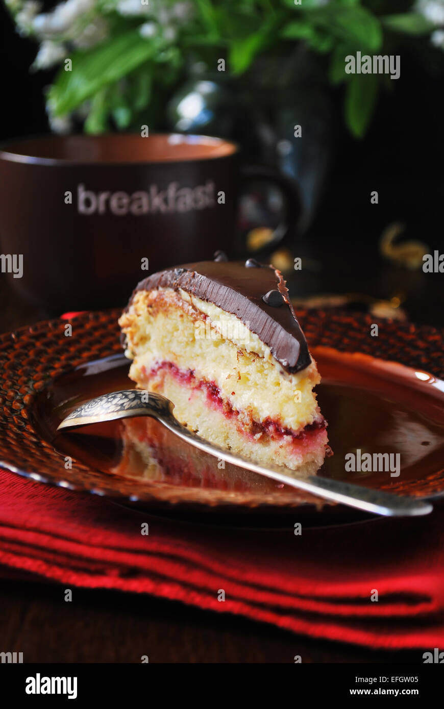 Victoria's pan di spagna con confettura di fragole il riempimento e la ganache al cioccolato sulla piastra marrone, immagine verticale Foto Stock