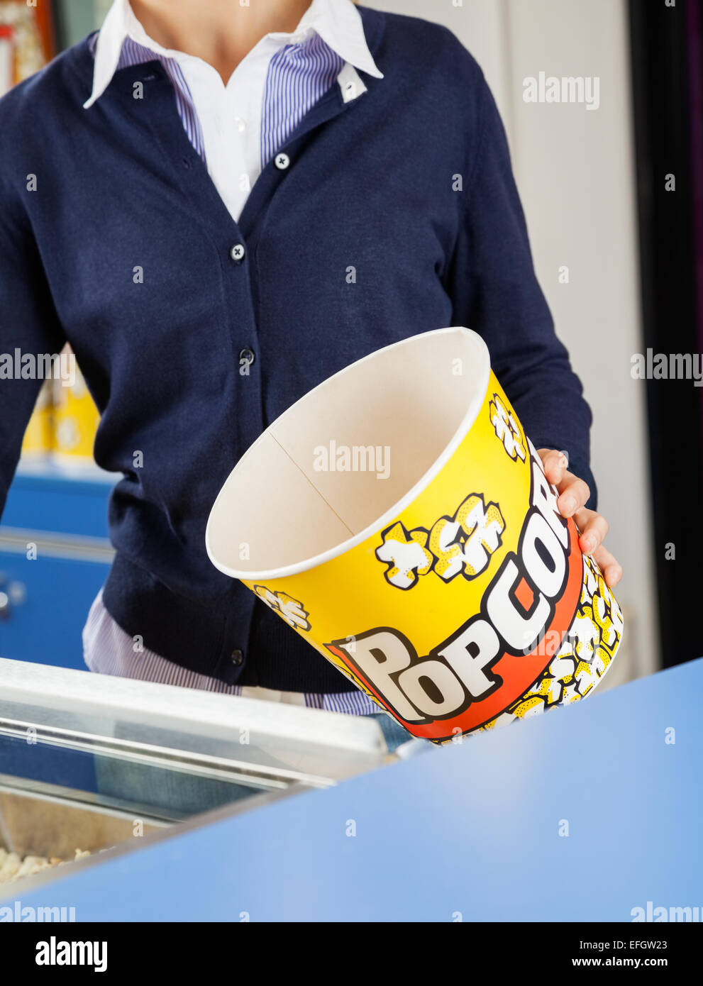 Lavoratore azienda popcorn vuoto benna alla concessione di stand Foto Stock