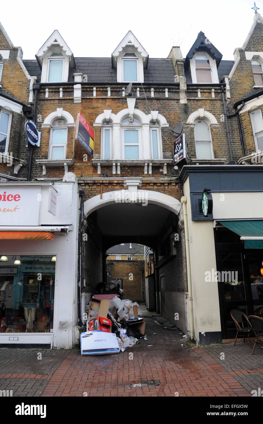 Londra, UK, 04 Febbraio 2015,spazio tra 2 unità al dettaglio Northcote Road,Battersea,vende di più rispetto ad un quarto di milione di pound come ha permesso di pianificazione per studio.0,016 acri di terreno terreno ha permesso per il compratore per creare piano terra con ingresso al primo piano sotto estensione dietro edificio esistente risultante di circa 900 piedi quadrati di vita e lo spazio di lavoro. Foto Stock