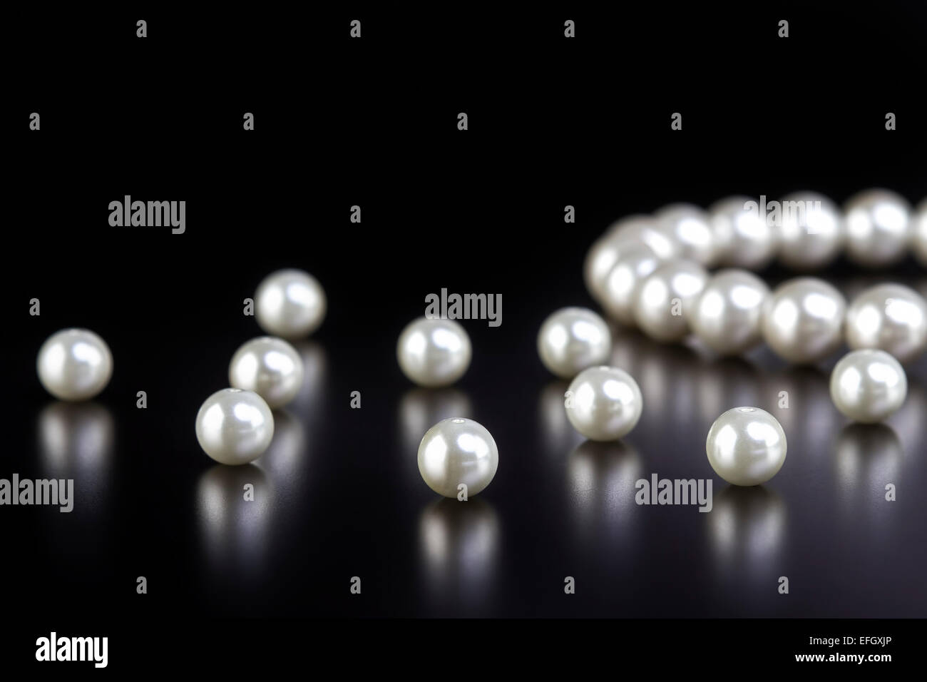 Perle bianche collana su sfondo nero Foto Stock