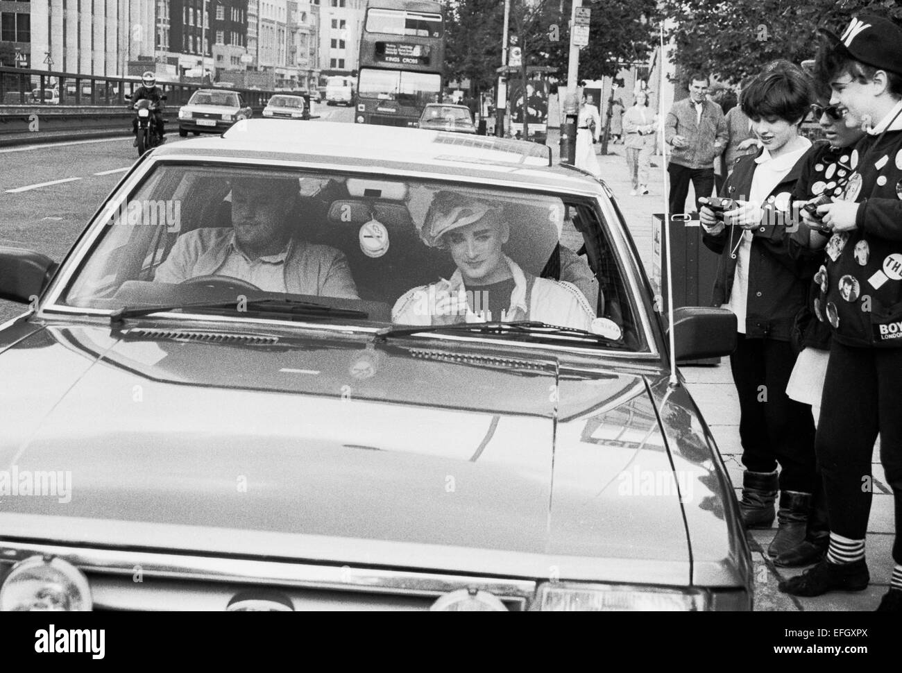 Boy George si siede in auto il fumo al di fuori di Capital Radio poi HQ a Euston Tower Londra 1987 Foto Stock