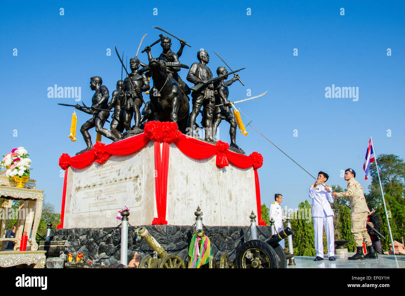 Sing Buri, Thailandia. 4 febbraio 2015. Chalothon Prakord governatore di cantare Buri rispettando anima eroico popolo Bangrachan (difesa la nazione era 277 anni fa) all'Bangrachan Monumento degli Eroi, il 4 febbraio 2015 a cantare Buri, Thailandia. Credito: Chatchai Somwat/Alamy Live News Foto Stock