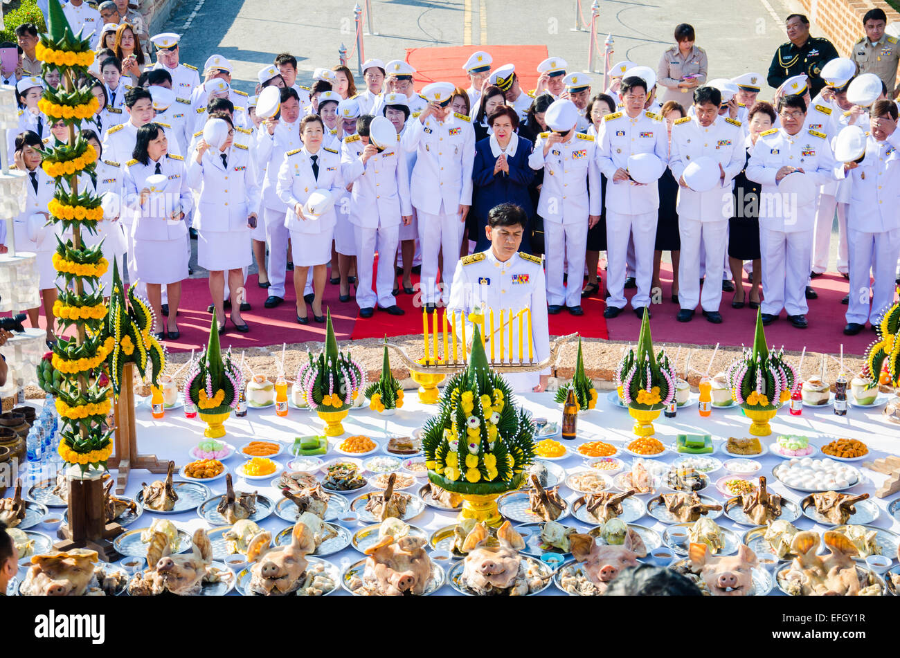 Sing Buri, Thailandia. 4 febbraio 2015. Chalothon Prakord governatore di cantare Buri rispettando anima eroico popolo Bangrachan (difesa la nazione era 277 anni fa) all'Bangrachan Monumento degli Eroi, il 4 febbraio 2015 a cantare Buri, Thailandia. Credito: Chatchai Somwat/Alamy Live News Foto Stock