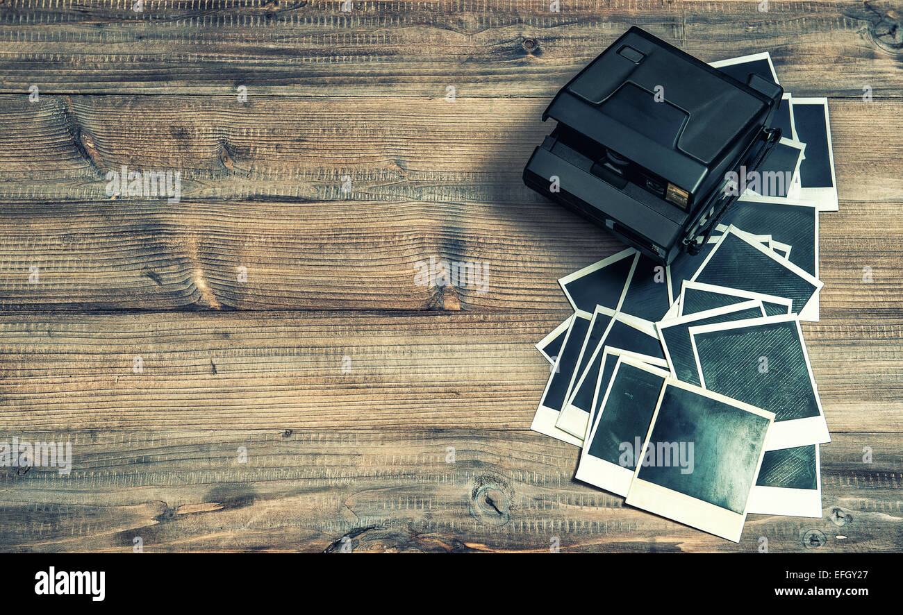Vecchi telai di foto e fotocamera su legno rustico sfondo. stile retrò tonica foto Foto Stock