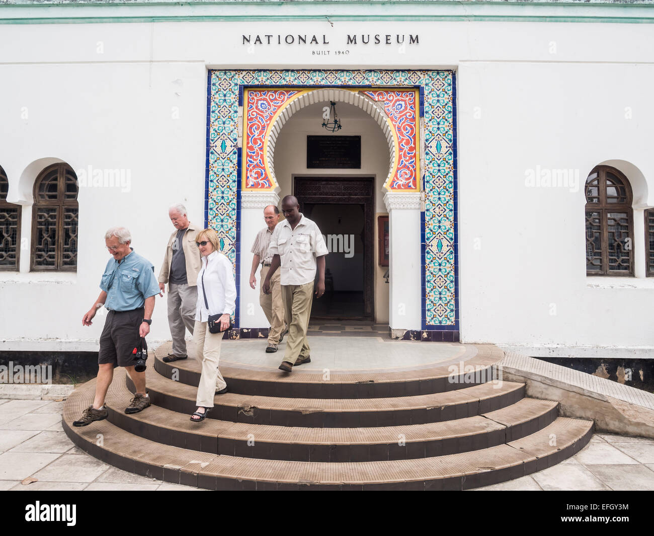 Persone escono dal Museo Nazionale di Dar es Salaam, Tanzania, una domenica pomeriggio. Foto Stock