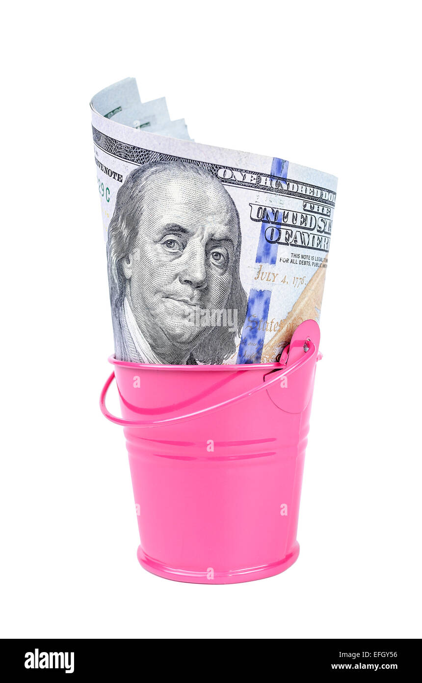Il denaro in un secchio di colore rosa Foto Stock