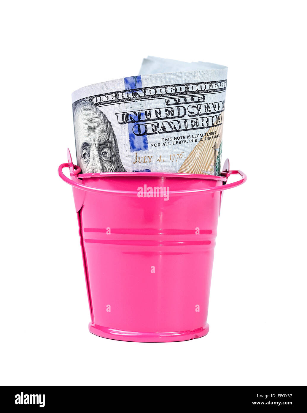 Il denaro in un secchio di colore rosa Foto Stock