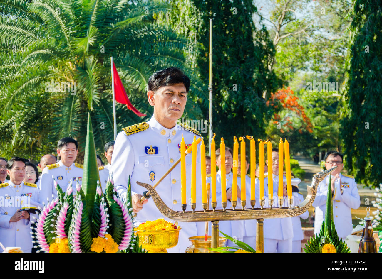 Sing Buri, Thailandia. 4 febbraio 2015. Chalothon Prakord governatore di cantare Buri rispettando anima eroico popolo Bangrachan (difesa la nazione era 277 anni fa) all'Bangrachan Monumento degli Eroi, il 4 febbraio 2015 a cantare Buri, Thailandia. Credito: Chatchai Somwat/Alamy Live News Foto Stock
