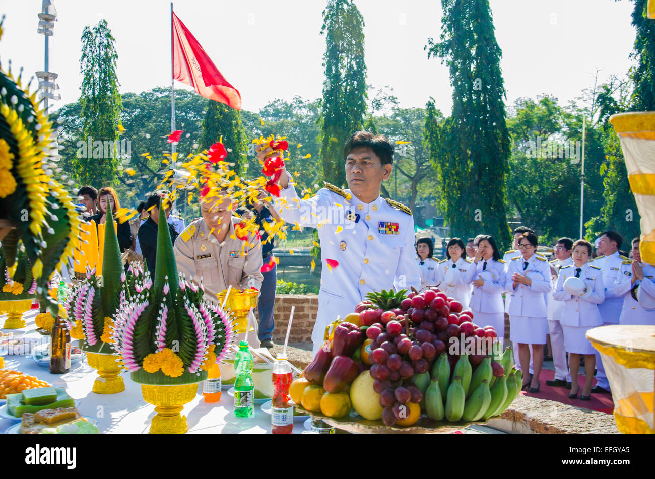 Sing Buri, Thailandia. 4 febbraio 2015. Chalothon Prakord governatore di cantare Buri rispettando anima eroico popolo Bangrachan (difesa la nazione era 277 anni fa) all'Bangrachan Monumento degli Eroi, il 4 febbraio 2015 a cantare Buri, Thailandia. Credito: Chatchai Somwat/Alamy Live News Foto Stock