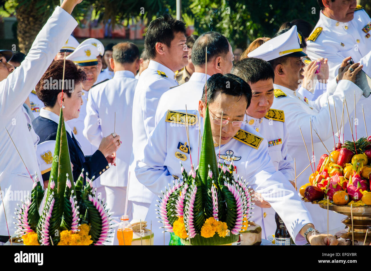 Sing Buri, Thailandia. 4 febbraio 2015. Burocrate non identificato di cantare Buri rispettando anima eroico popolo Bangrachan (difesa la nazione era 277 anni fa) all'Bangrachan Monumento degli Eroi, il 4 febbraio 2015 a cantare Buri, Thailandia. Credito: Chatchai Somwat/Alamy Live News Foto Stock