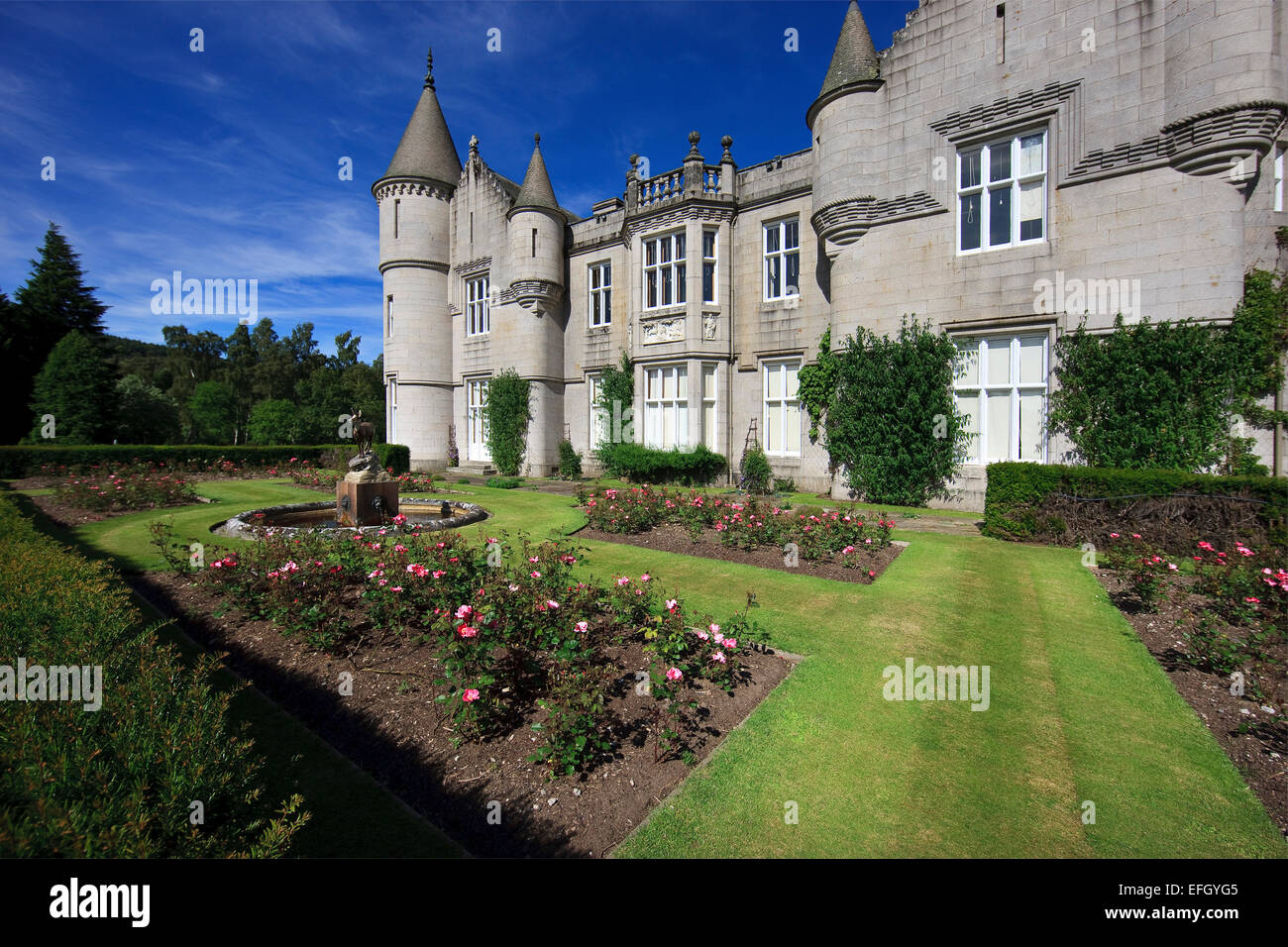 La facciata del castello di Balmoral come visto dal giardino,Balmoral,a Royal Deeside,Aberdeenshire Foto Stock