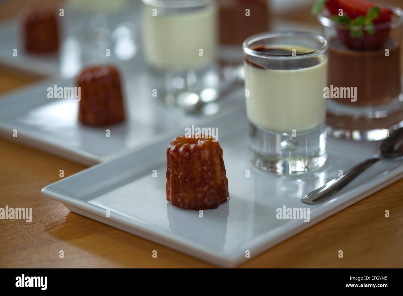 Torta francese Canele e crema alla vaniglia Foto Stock