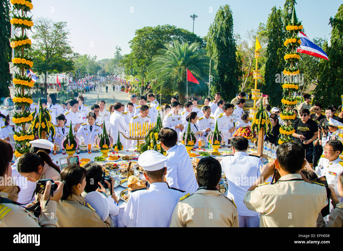 Sing Buri, Thailandia. 4 febbraio 2015. Burocrate non identificato di cantare Buri rispettando anima eroico popolo Bangrachan (difesa la nazione era 277 anni fa) all'Bangrachan Monumento degli Eroi, il 4 febbraio 2015 a cantare Buri, Thailandia. Credito: Chatchai Somwat/Alamy Live News Foto Stock
