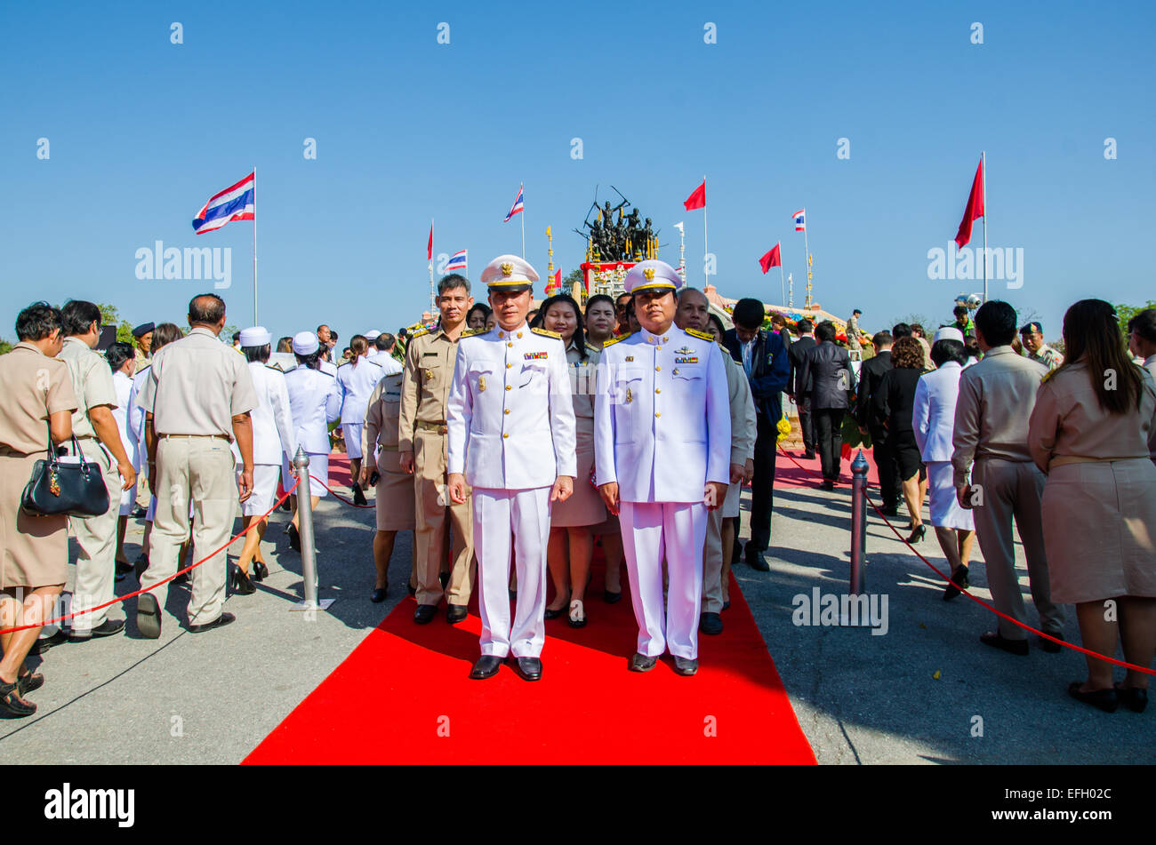 Sing Buri, Thailandia. 4 febbraio 2015. Burocrate non identificato di cantare Buri rispettando anima eroico popolo Bangrachan (difesa la nazione era 277 anni fa) all'Bangrachan Monumento degli Eroi, il 4 febbraio 2015 a cantare Buri, Thailandia. Credito: Chatchai Somwat/Alamy Live News Foto Stock