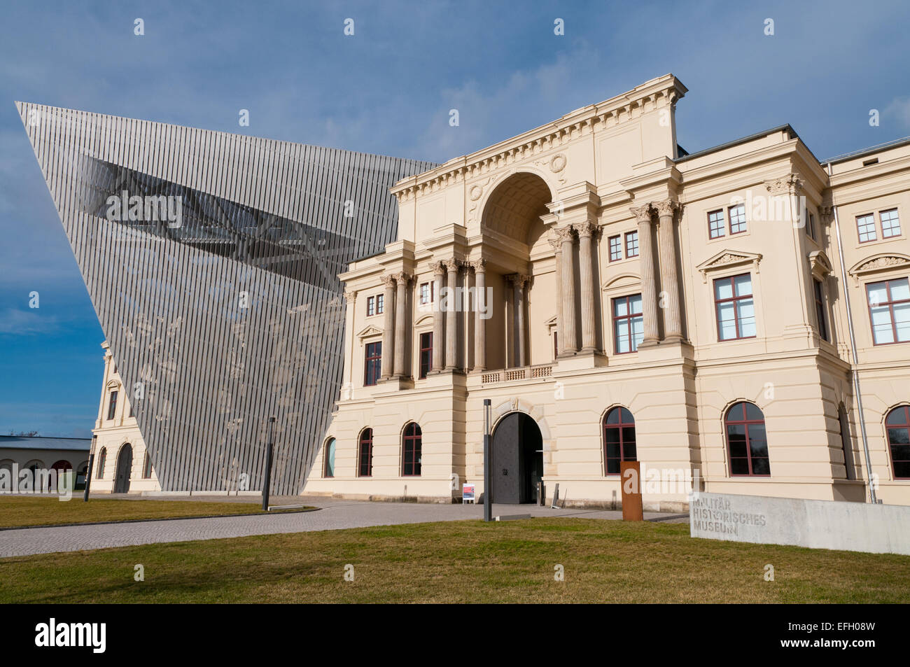 La parte anteriore della Bundeswehr Museo di Storia Militare di Dresda Foto Stock