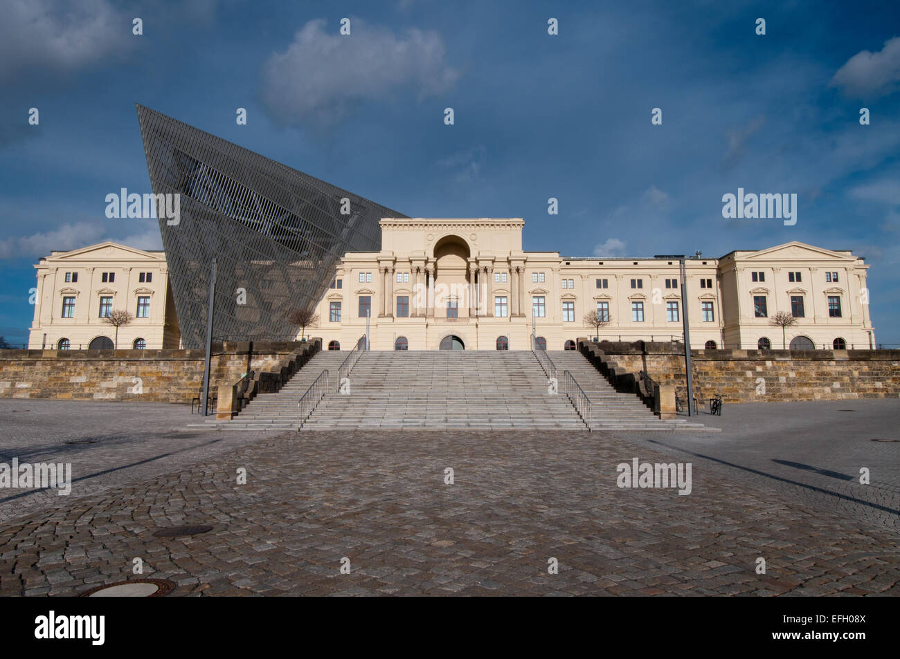La parte anteriore della Bundeswehr Museo di Storia Militare di Dresda Foto Stock