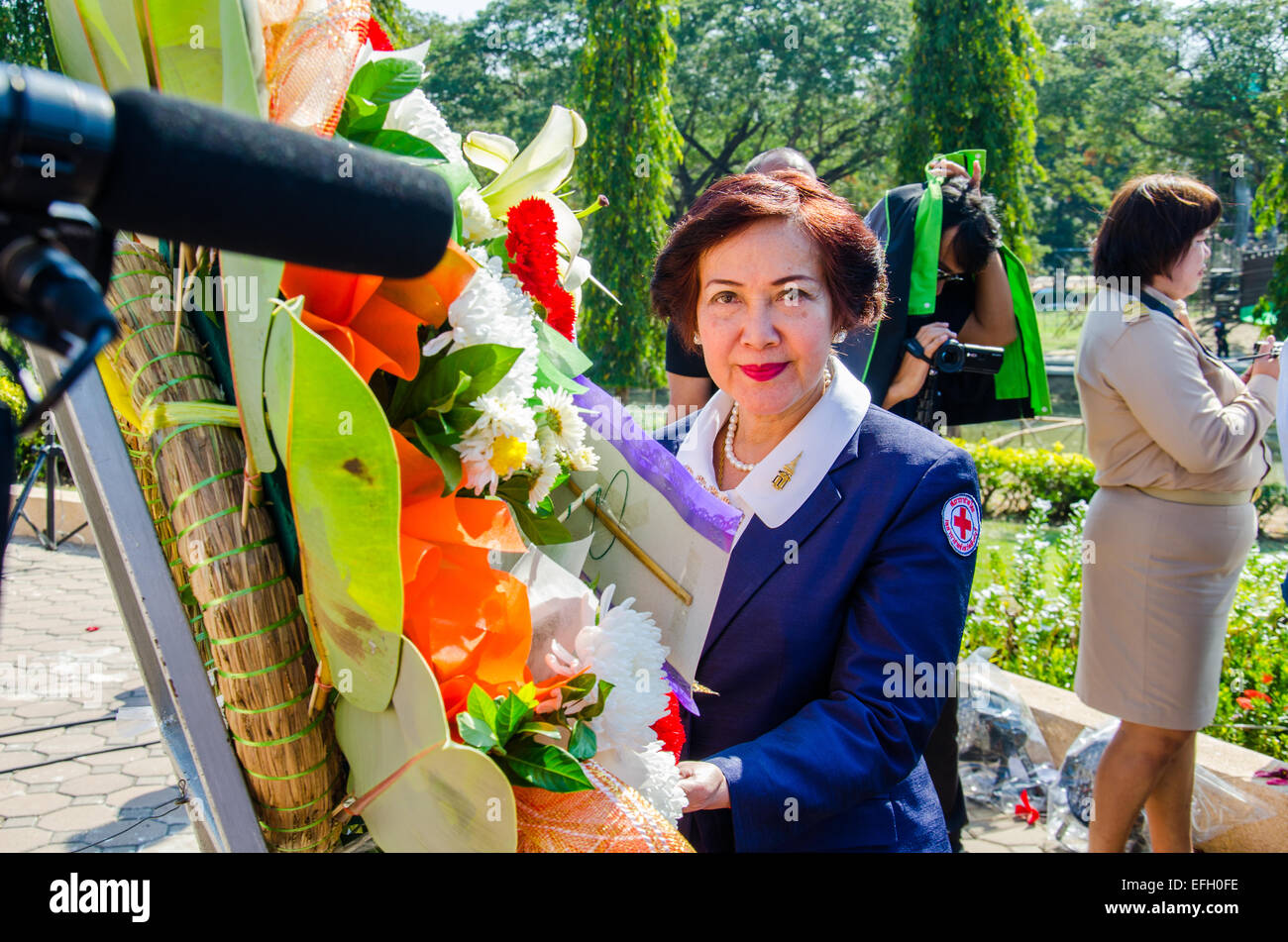 Sing Buri, Thailandia. 4 febbraio 2015. Burocrate non identificato di cantare Buri rispettando anima eroico popolo Bangrachan (difesa la nazione era 277 anni fa) all'Bangrachan Monumento degli Eroi, il 4 febbraio 2015 a cantare Buri, Thailandia. Credito: Chatchai Somwat/Alamy Live News Foto Stock