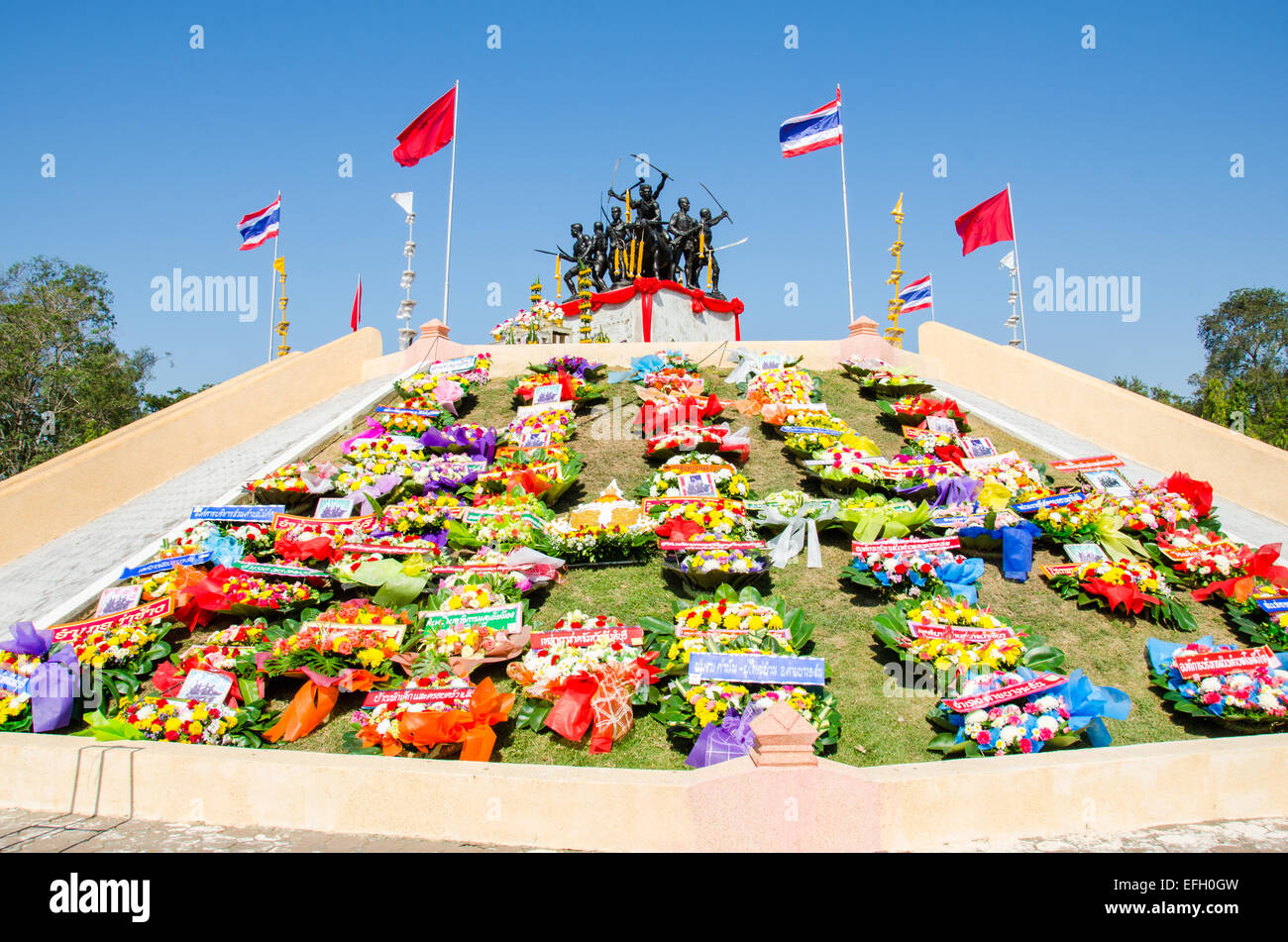 Sing Buri, Thailandia. 4 febbraio 2015. Eroi Bangrachan monumento (difesa la nazione era 277 anni fa) il 4 febbraio 2015 a cantare Buri, Thailandia. Credito: Chatchai Somwat/Alamy Live News Foto Stock