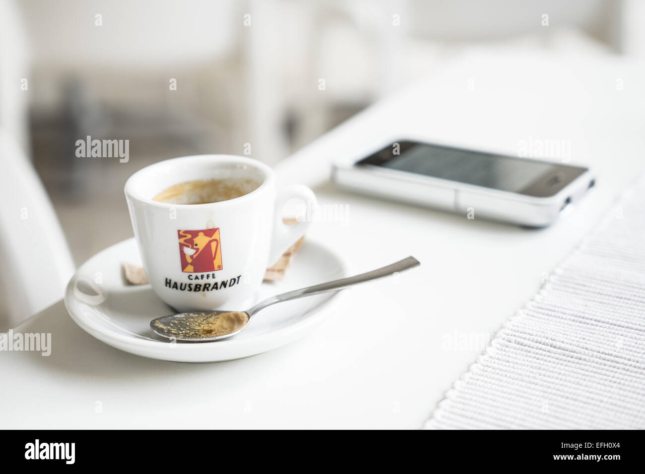 Una pausa caffè prima di tornare al lavoro Foto Stock