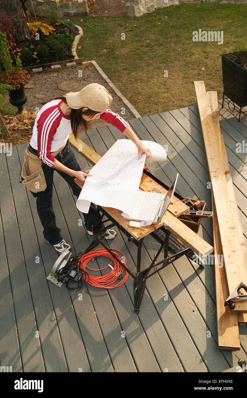 Asian femmina casa facendo lavori di rinnovo Foto Stock
